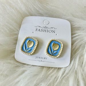 Flower Detail Rectangle Stud Earrings